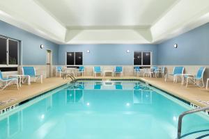 斯帕坦堡北斯巴达伯格快捷假日&套房酒店的一个带桌椅的游泳池