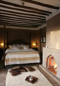 马拉喀什达尔贝加住宿加早餐旅馆的一间卧室设有一张大床和一个壁炉