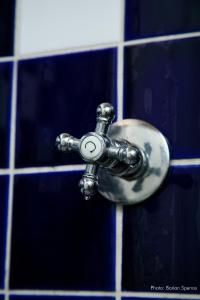 Keimoes眺望旅馆的浴室水槽和蓝色瓷砖墙面上的水龙头