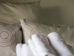 Keimoes眺望旅馆的床上一对带枕头的白色袜子