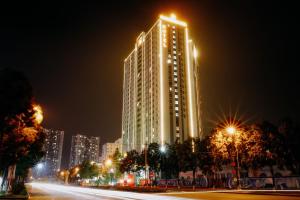 北宁Grand Phoenix Hotel Bac Ninh的一座高大的建筑,晚上有灯