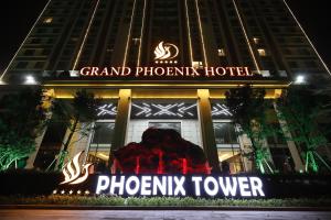 北宁Grand Phoenix Hotel Bac Ninh的夜晚在凤凰塔前的标志