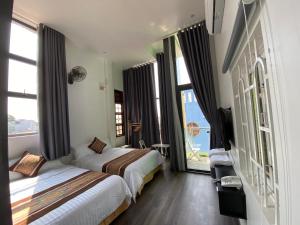 波来古市CENTRAL HOME的酒店客房设有两张床和大窗户
