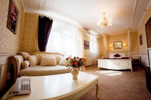 基辅欧萨利亚酒店的客厅配有沙发和桌子