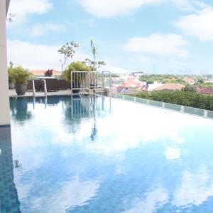 泗水曼亚尔斯维思-贝林酒店的建筑物屋顶上的游泳池
