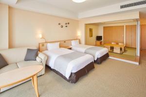 浦安东京湾伊梦酒店的酒店客房,设有两张床和一张沙发
