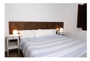 波蒂纳茨诺尔特住宿加早餐旅馆的一间卧室配有一张带2个床头柜的大床