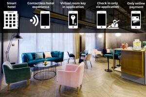 布达佩斯KViHotel Budapest - the smart hotel的客厅配有蓝色的沙发和椅子