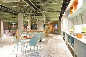 曼谷Samsen Street Hotel的一间餐厅,在房间内配有椅子和桌子