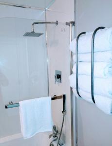Saint DavidsBoutique Coastal appt nr Edinburgh的带毛巾的浴室内的毛巾架