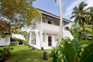 本托塔奇特拉阿育吠陀酒店的享有带庭院的白色房屋的外部景色