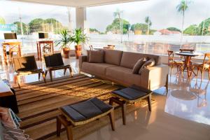大坎普Orla Morena Park Hotel的客厅配有沙发和桌子