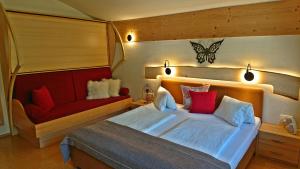 纽科琴格罗斯夫普罗斯格公寓 的一间卧室配有一张大床和一张红色的沙发