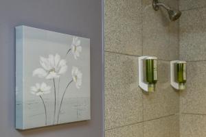 蒙特利尔奥博格拉福酒店的浴室墙上的白色花卉图案
