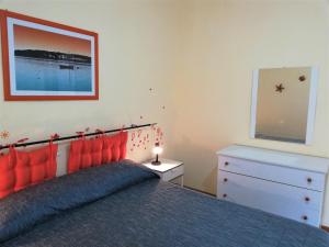 托雷拉皮罗唐阿方索公寓的一间卧室配有一张床、梳妆台和镜子
