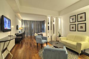 圣多明各Holiday Inn Santo Domingo, an IHG Hotel的客厅配有沙发和电视。