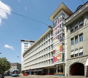 苏黎世citizenM Zürich的一面有壁画的建筑