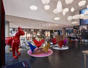 纽约纽约包厘街世民酒店的一间商店,里面摆放着狗雕像和五颜六色的椅子