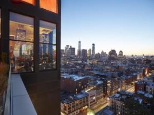 纽约纽约包厘街世民酒店的从大楼欣赏到城市天际线的景色