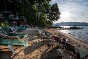 乔治湖朱莉安娜度假酒店的海滩上一组草坪椅
