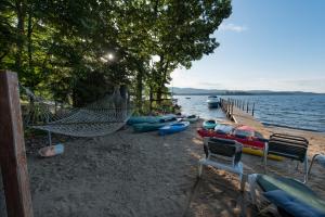乔治湖朱莉安娜度假酒店的海边的吊床和皮划艇