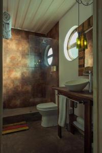 瓦尔帕莱索Hotel Winebox Valparaiso的一间带卫生间、水槽和镜子的浴室