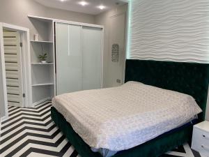 格连吉克Apollon的一间卧室配有一张床和一个衣柜