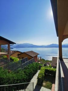奥杰比奥Residence Il Vigneto的从房子的阳台上可欣赏到水景