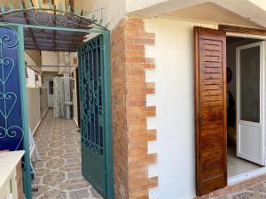 西迪基里尔Seaside Two-Bedroom Chalet Sidi Krir的通往砖墙房子的门