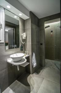 雅典巴尔米拉海滩酒店的一间带水槽和淋浴的浴室