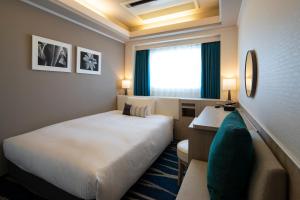 横滨新横滨格雷斯酒店的酒店客房设有两张床和窗户。