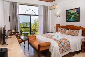 曼努埃尔安东尼奥圣八达度假酒店及水疗中心的一间卧室设有一张床和一个大窗户