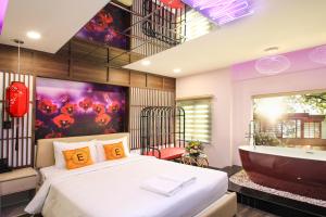 胡志明市EROS Hotel - Love Hotel的一间卧室设有一张大床和一个浴缸