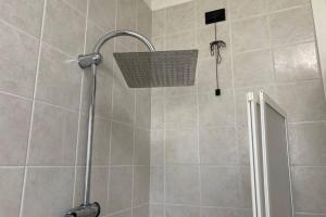 Fiesso dʼArticoAppartamento Girasole tra Padova e Venezia的浴室内配有淋浴和头顶淋浴