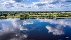 巴尔维DvīņuMājas的水中云层的湖泊空中景观