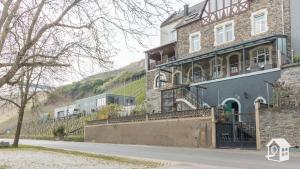 于尔齐希'Ferienhaus Mosel' mit kostenfreien ÖPNV-Ticket的路边的大砖砌建筑