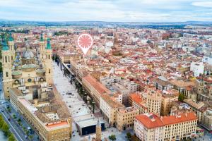 萨拉戈萨萨维纳斯埃尔皮拉尔公寓酒店的乘坐热气球从空中欣赏城市美景