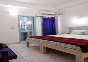 阿格拉雷玛雅酒店的一间卧室配有床和蓝色窗帘