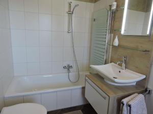 温特贝格Appartement - Haus Winterberg的一间带水槽、淋浴和卫生间的浴室