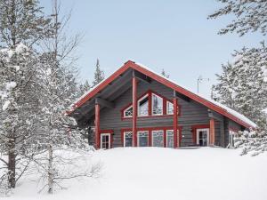 洛斯托Holiday Home Kerkänperä by Interhome的小木屋前面有雪