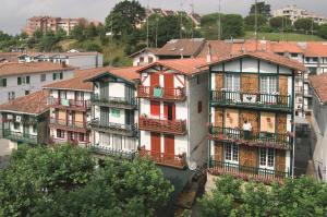 宏达瑞比亚Hotel Jauregui的城市中带阳台的房屋