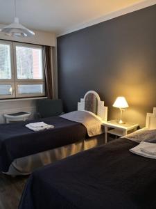 Rautavaara拉云托拉提里卡酒店的酒店客房设有两张床和窗户。