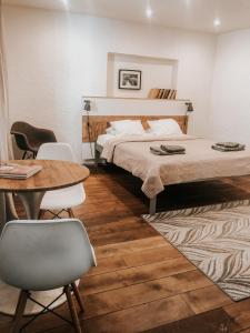 库尔迪加巴洛兹2酒店的卧室配有一张床和一张桌子及椅子