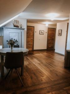库尔迪加巴洛兹2酒店的一间铺有木地板并配有桌子的用餐室
