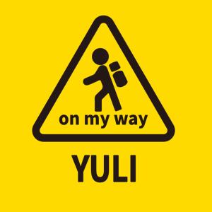 玉里镇途中玉里青年旅舍On My Way Yuli Hostel的路人走的黄色标志