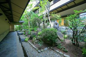 上山市叶山馆的一座建筑中种有岩石和树木的花园