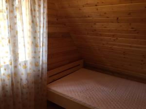 纳尔提Domek przy plaży的小木屋内的小房间,配有一张床