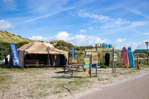 Surfana Beach camping hostel Bed & Breakfast Vlieland的儿童游玩区