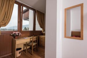 多比亚科联合酒店的一个带书桌和窗户的家庭办公室