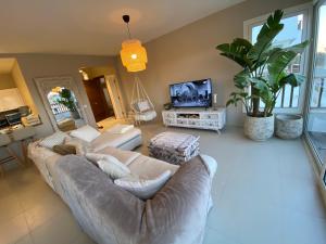 马特鲁港Almaza bay Beach Town Chalet的带沙发和电视的客厅